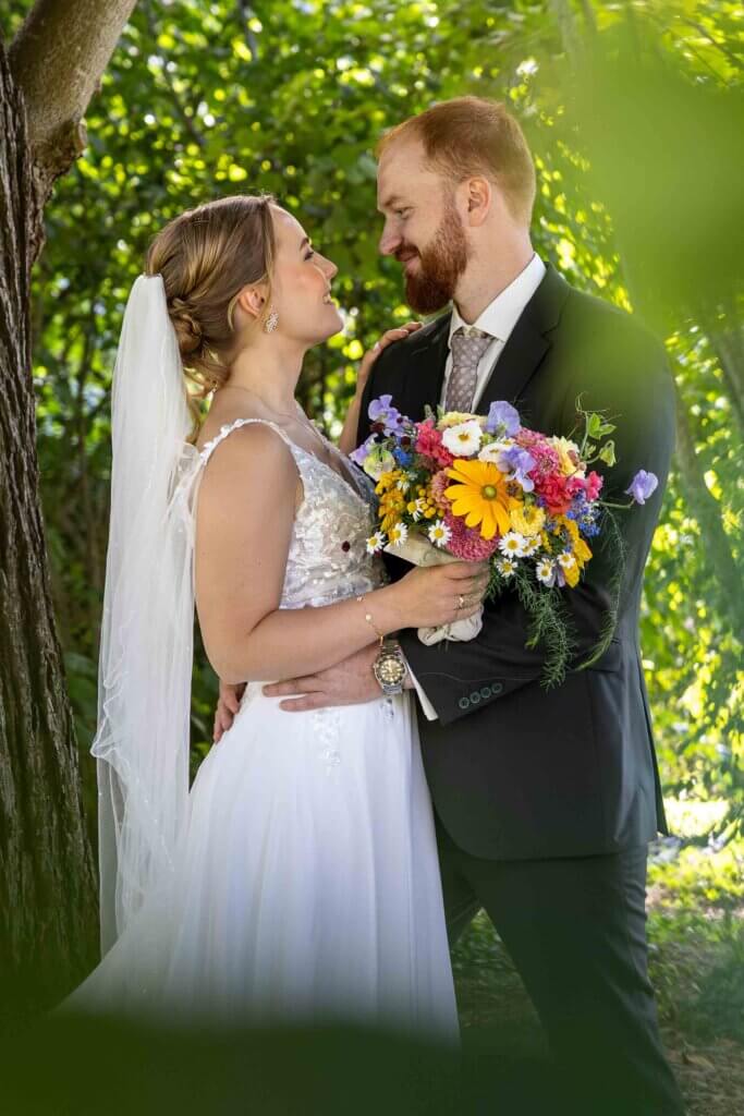 bryllup sanderumgård gods. den romantiske have brudepar bryllupsfotograf i odense